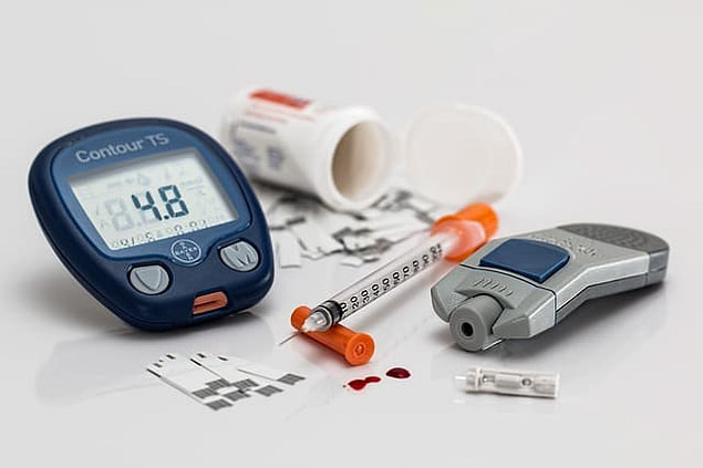 kit for measuring blood sugar and injecting insulin 