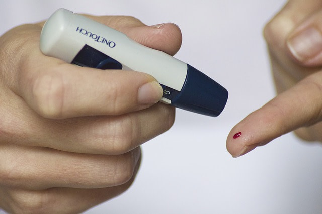 Measuring blood sugar with a glucose meter