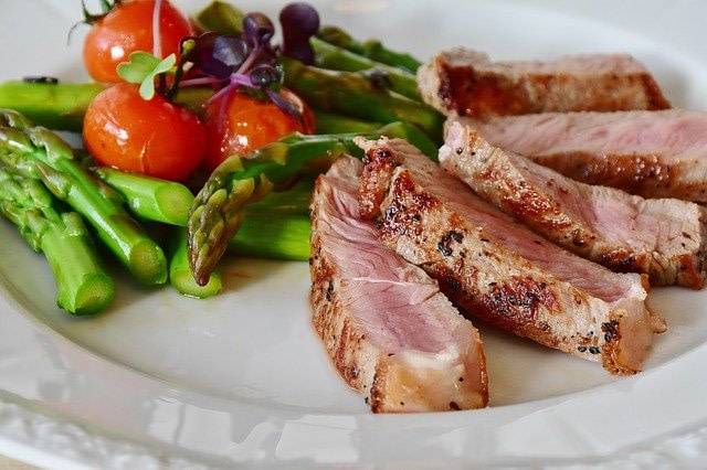 Slightly cooked asparagus, tomatoes, and mouth-watering steak meat